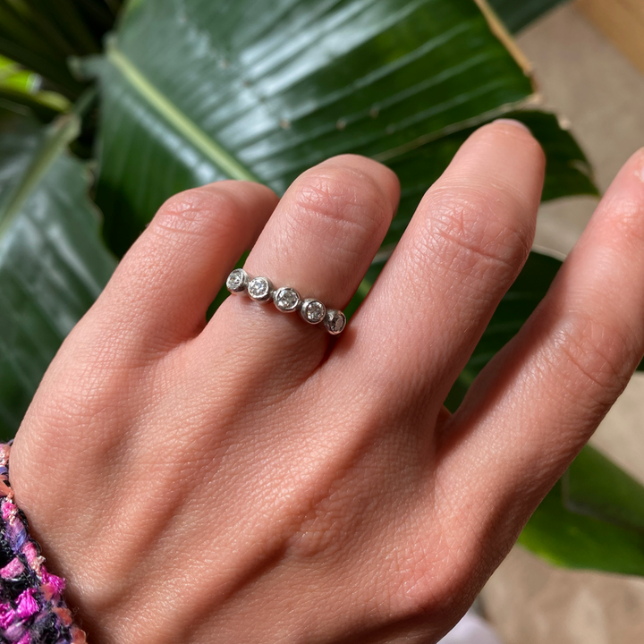 Bezel trouwring zetting