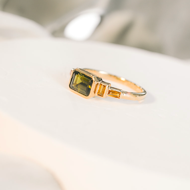 Gouden ring met baguette citrienen en toermalijn