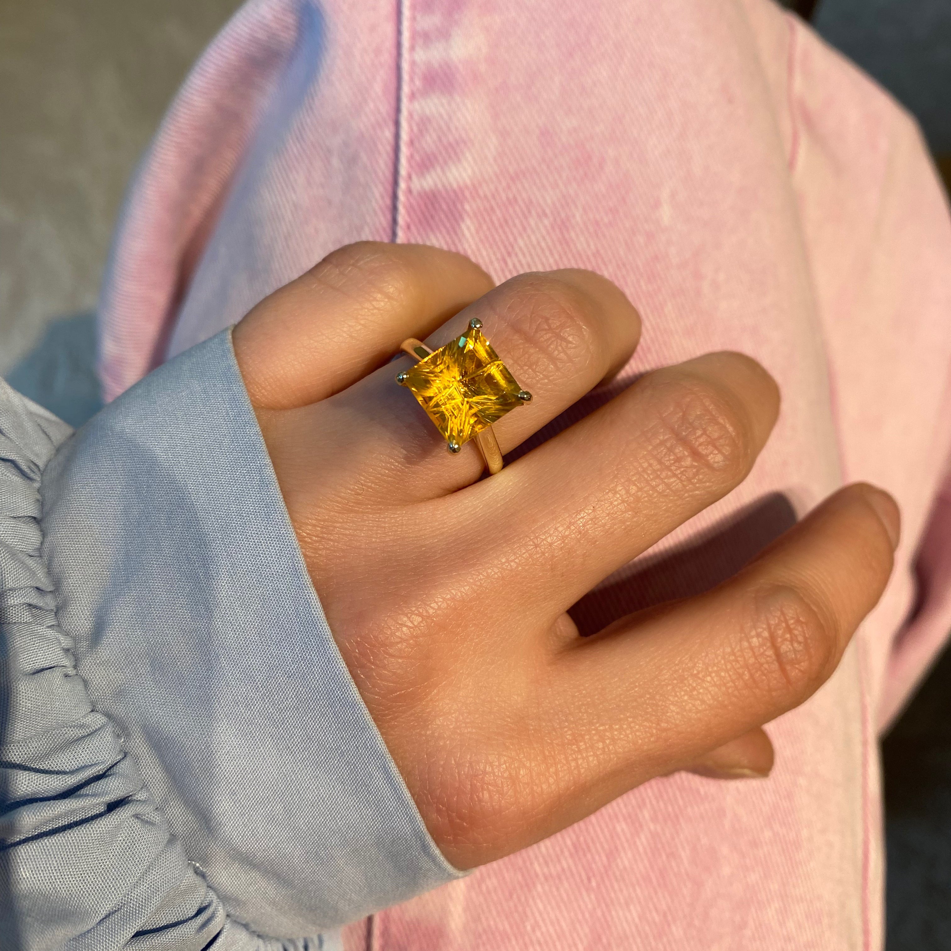 Ring met gele vierkante steen