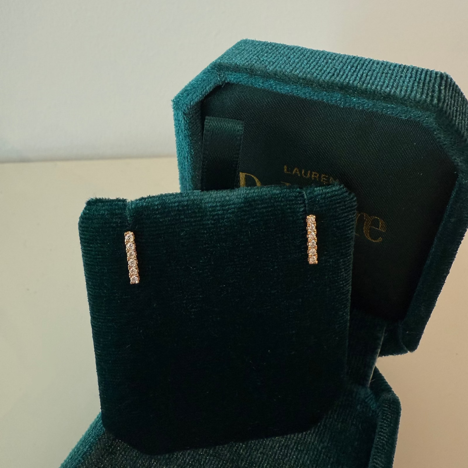 Diamanten oorbellen in staafjesvorm de maere knokke