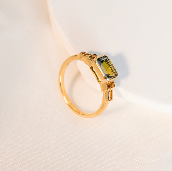 Gouden ring met gele en groene stenen