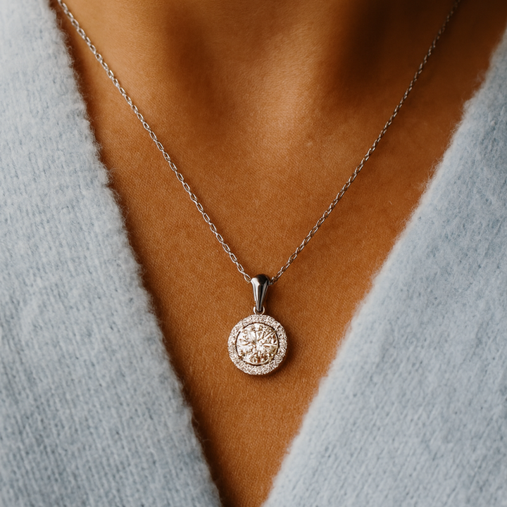 Hanger met diamant in halo zetting