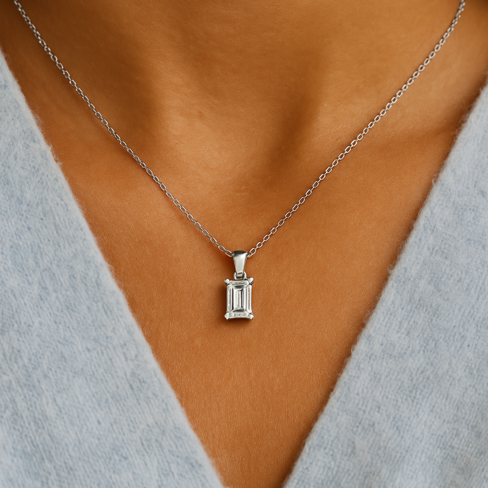 Emerald hanger in witgoud