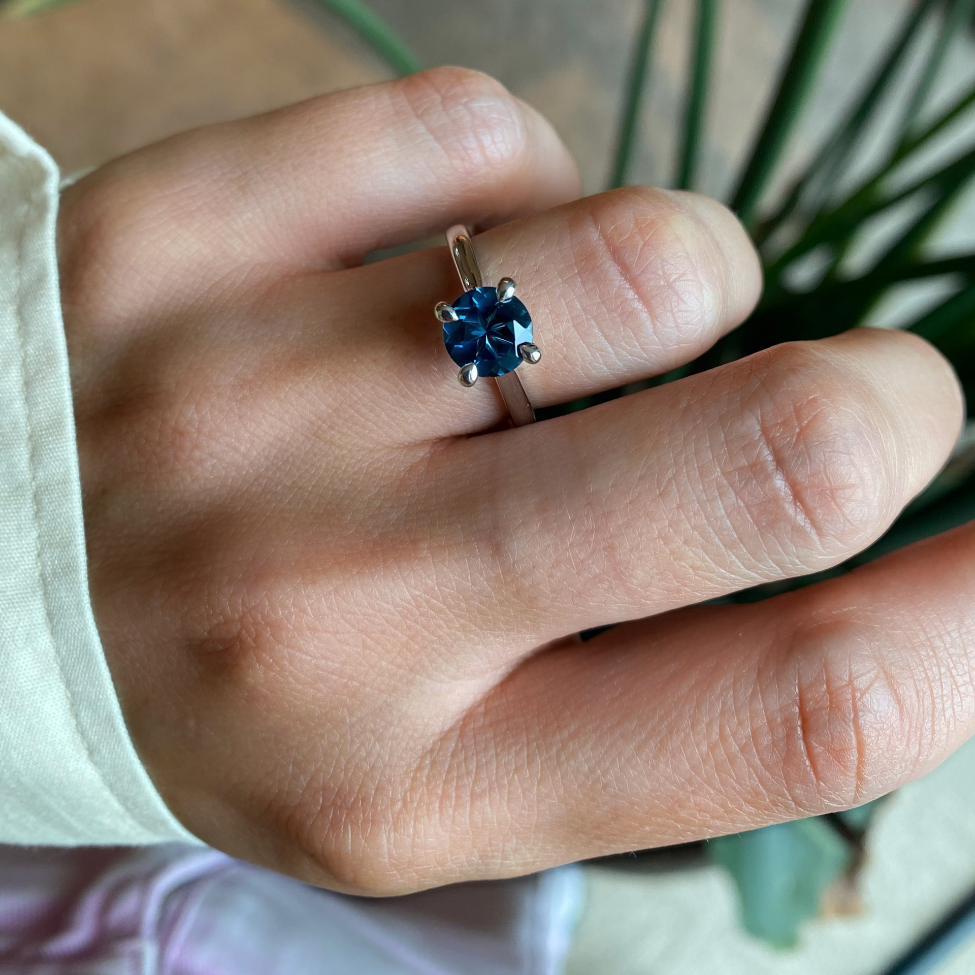 Witgouden ring met blauwe ronde steen