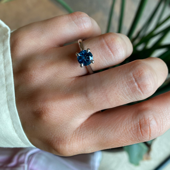 Witgouden ring met blauwe ronde steen