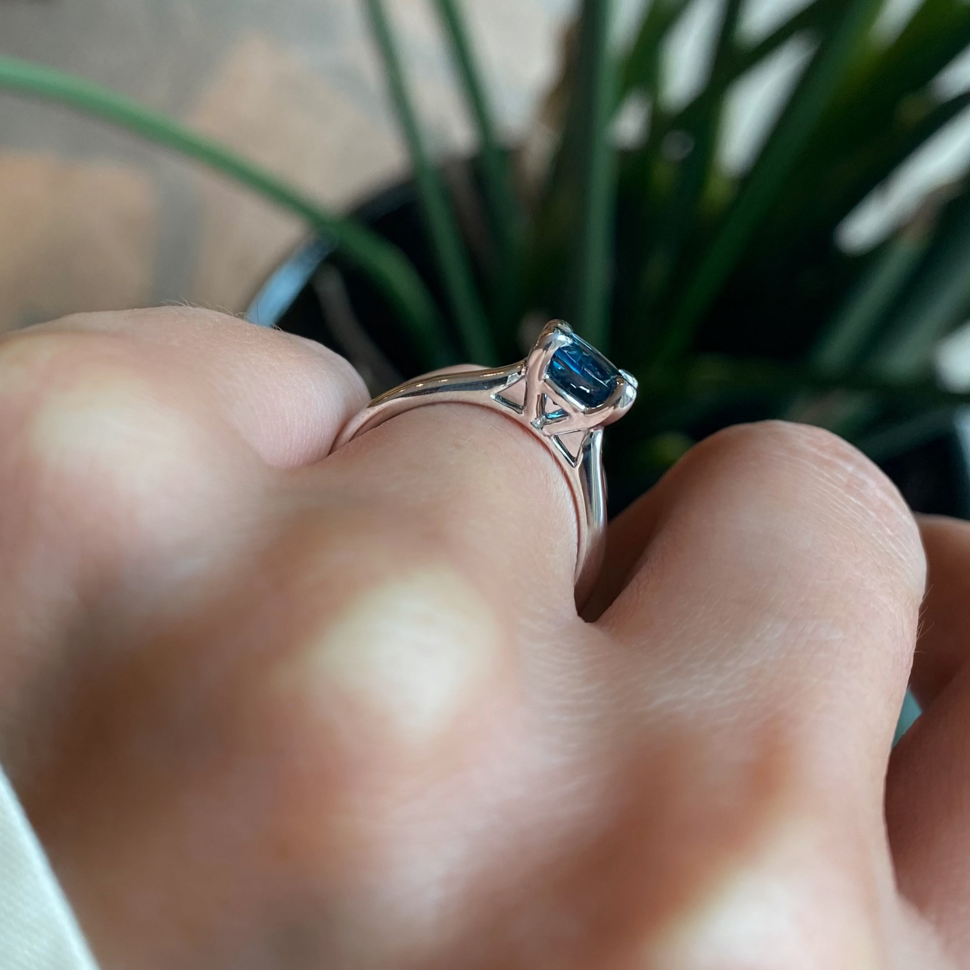Witgouden ring met solitaire blauwe steen