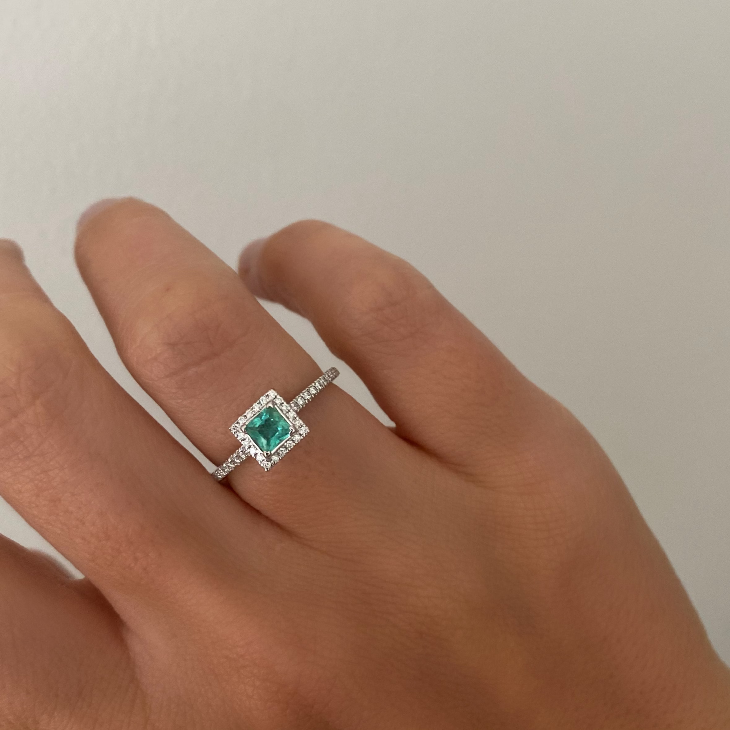 Ring met diamanten en groene smaragd