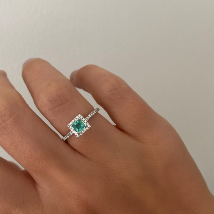 Ring met diamanten en groene smaragd