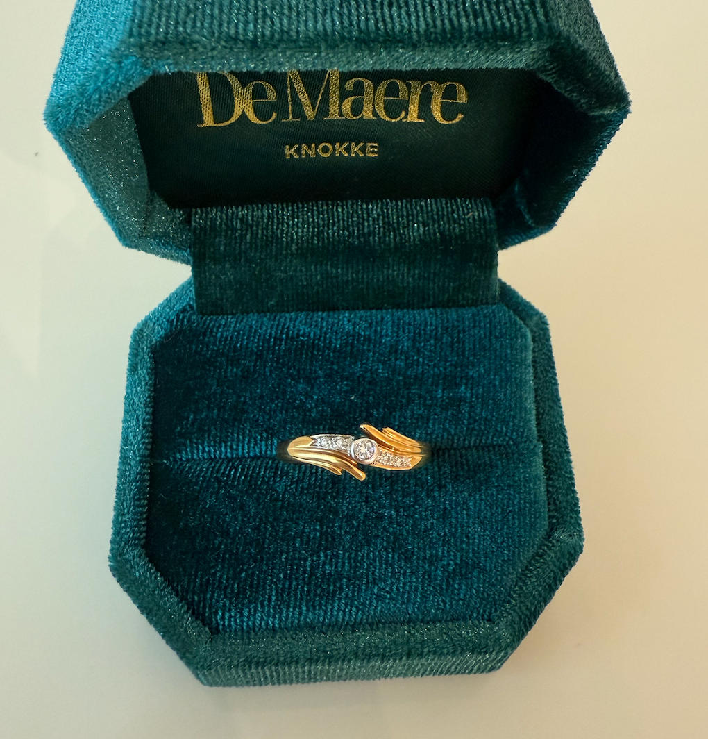 Ring met diamanten golf