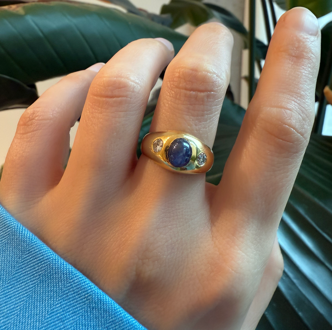 Ring met cabouchon saffier