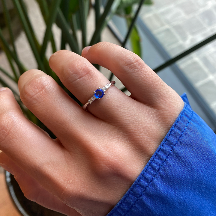 Ring met helderblauwe saffier en errond vierkante diamanten