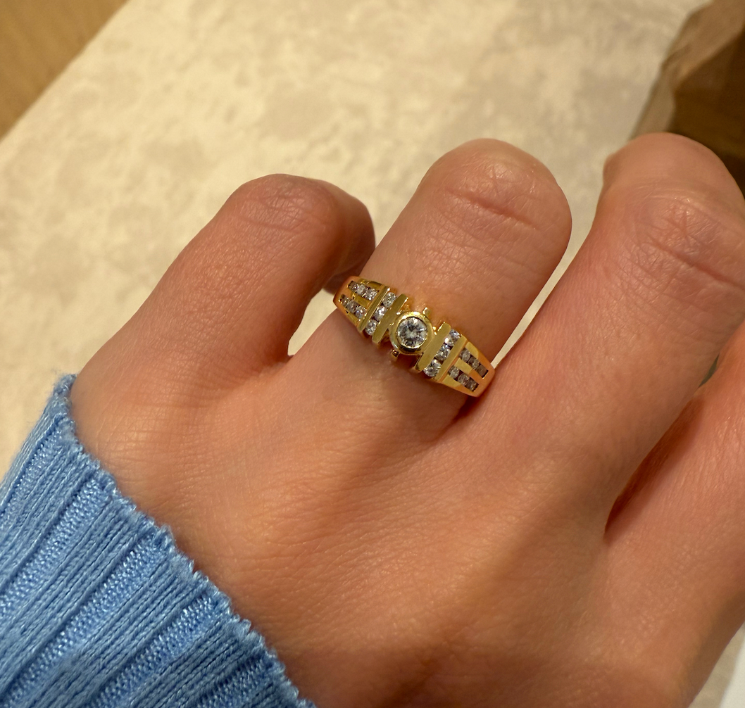 Ring met diamanten centraal