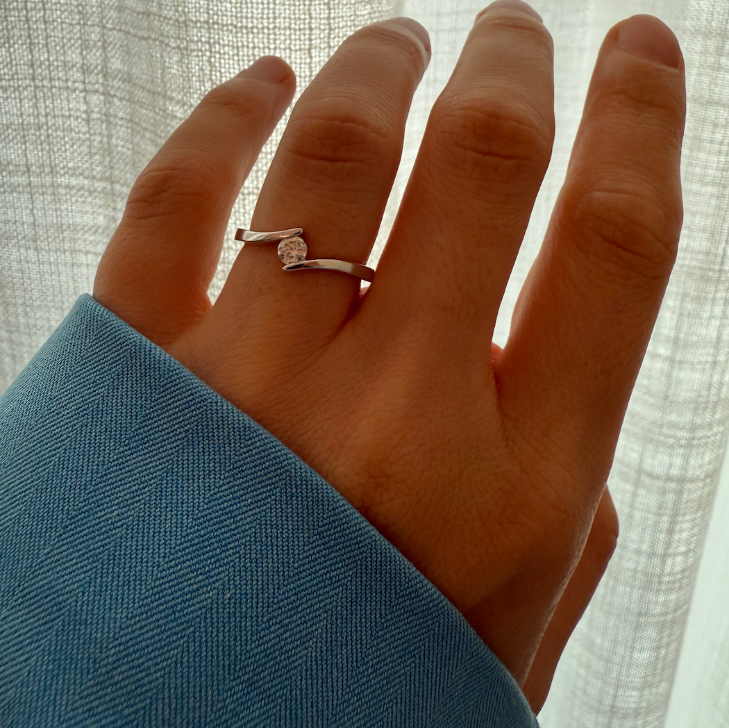 Ring met diamantje wavy band
