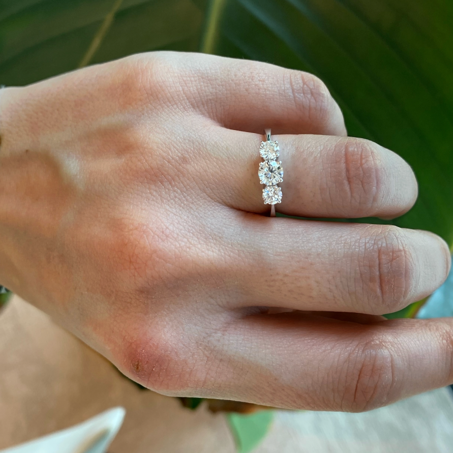 Ring met drie natuurlijke diamanten