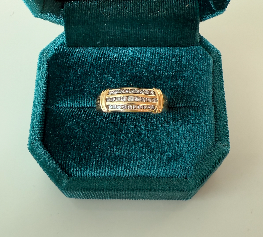 Ring met drie rijen diamanten onder elkaar