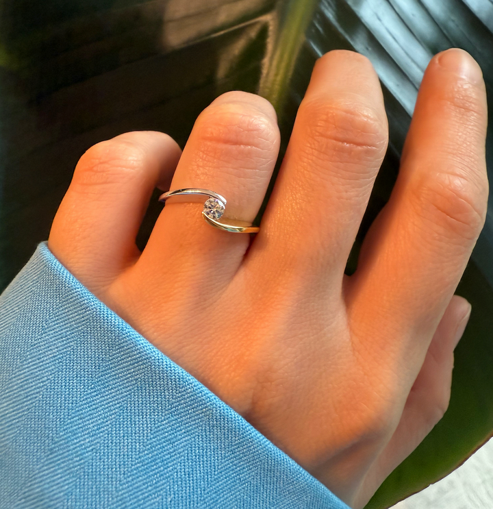 Ring met geel en witgouden band en diamant