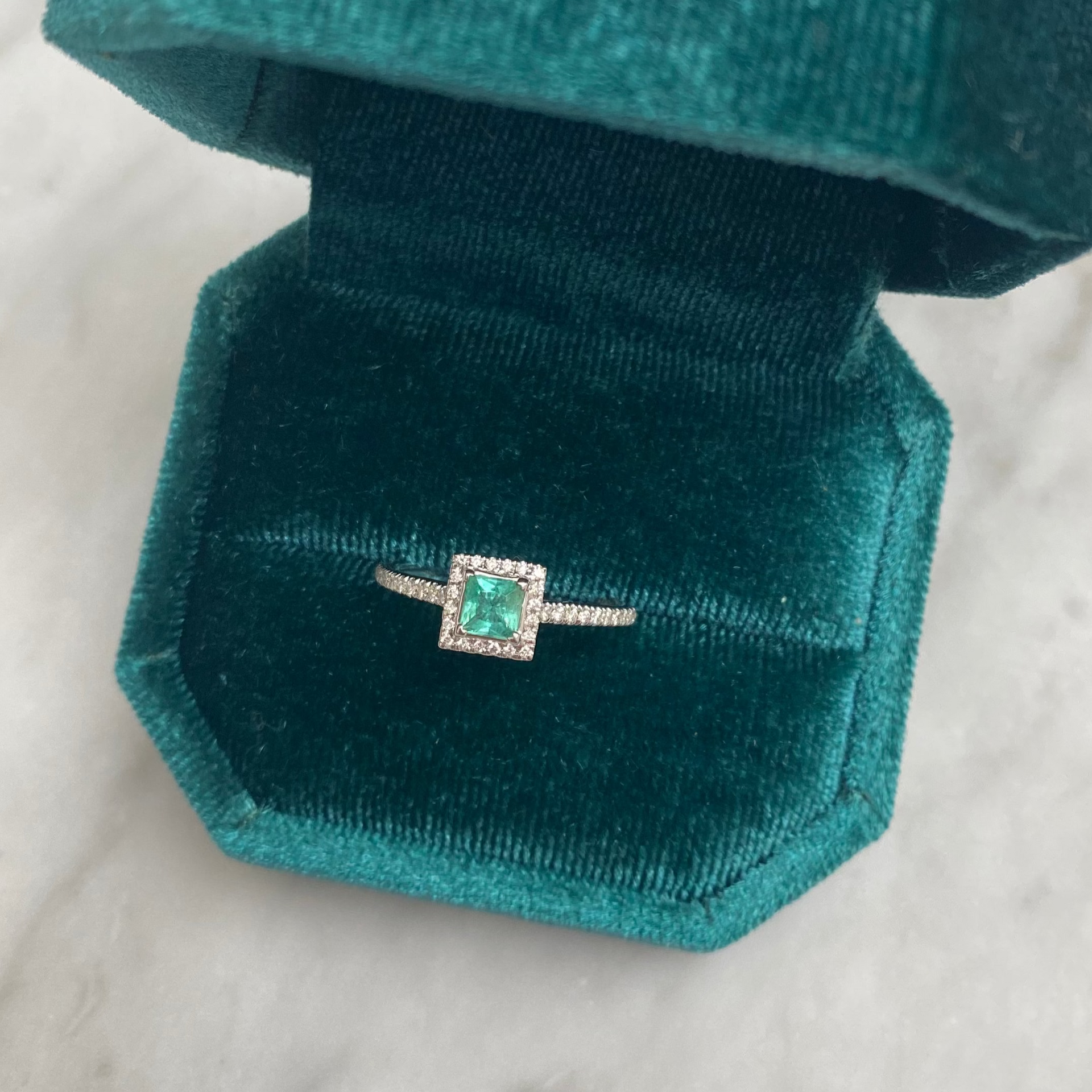 Ring met smaragd in witgoud