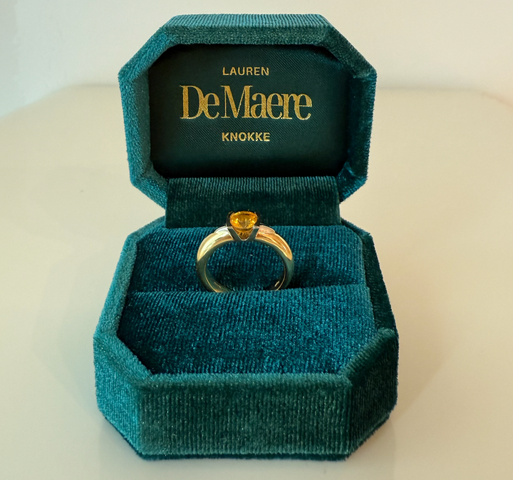 Ring met gele ronde edelsteen