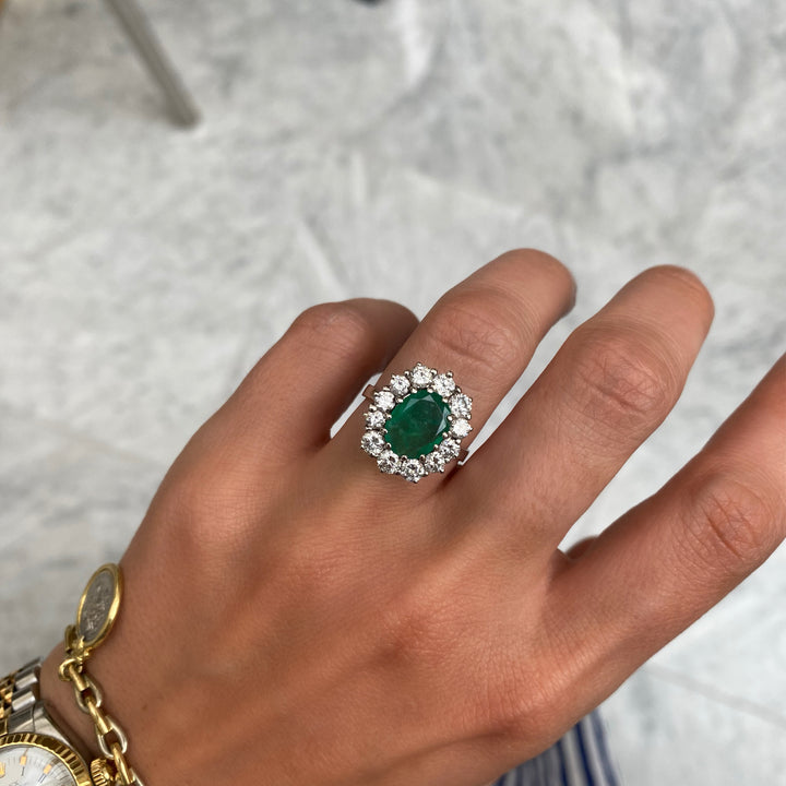 Ring met ovalen groene smaragd en diamanten de maere Knokke