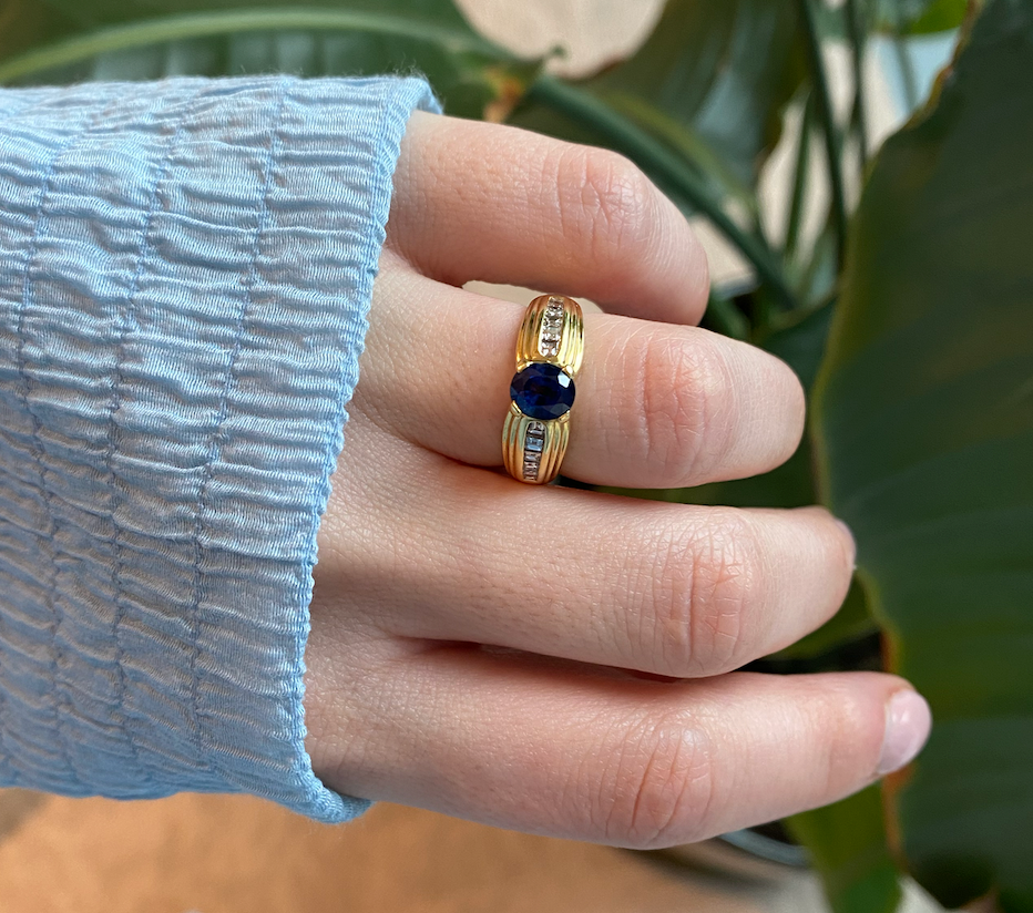 Ring met ovalen saffier