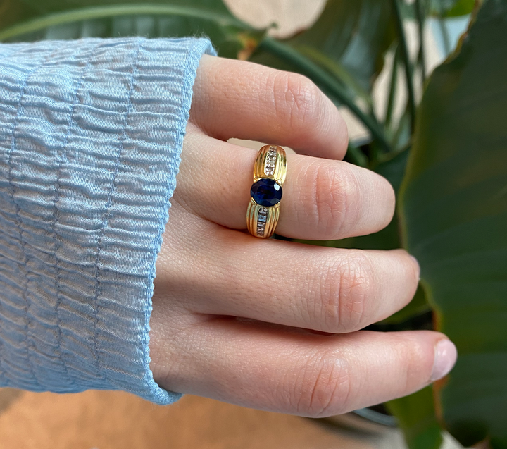 Ring met ovalen saffier