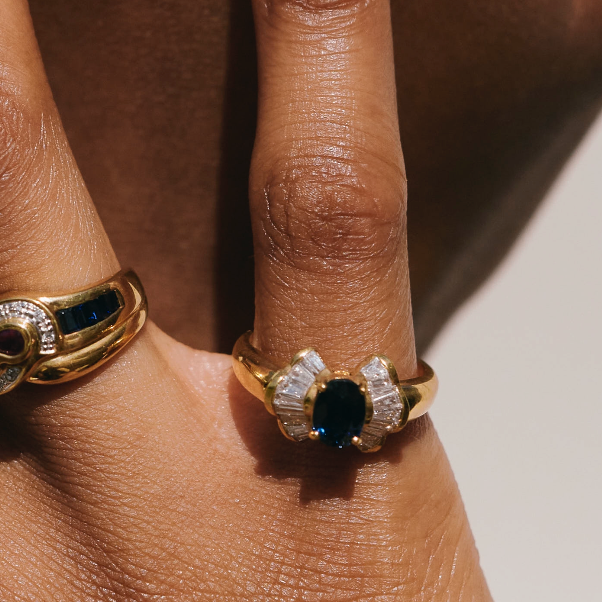 Ring met ovalen saffier en diamanten