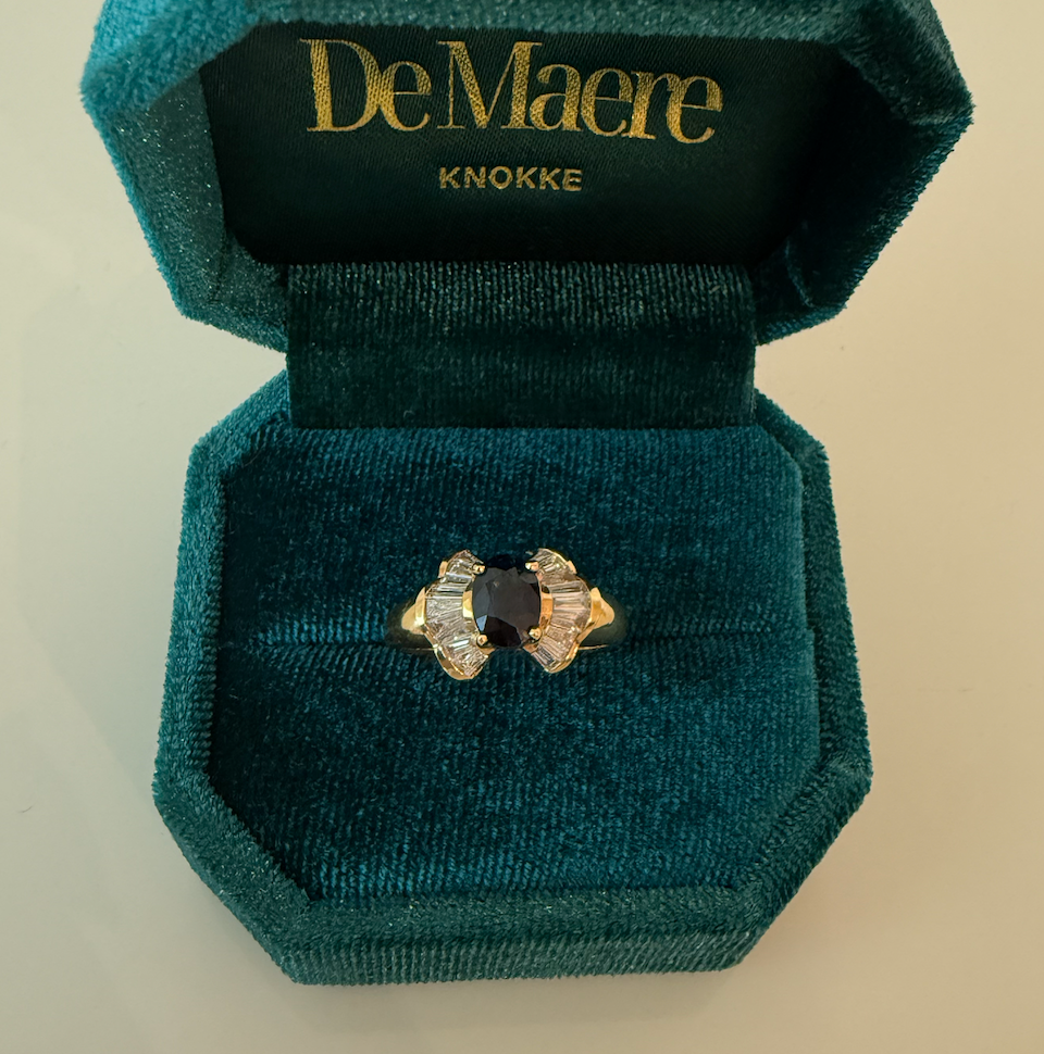 Ring met ovalen saffier en diamanten