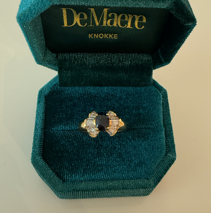 Ring met ovalen saffier en diamanten