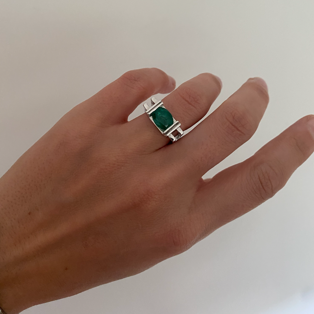 Ring met ovalen smaragd