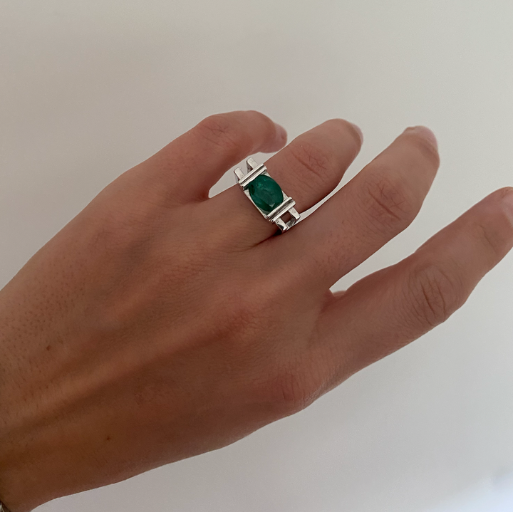 Ring met ovalen smaragd