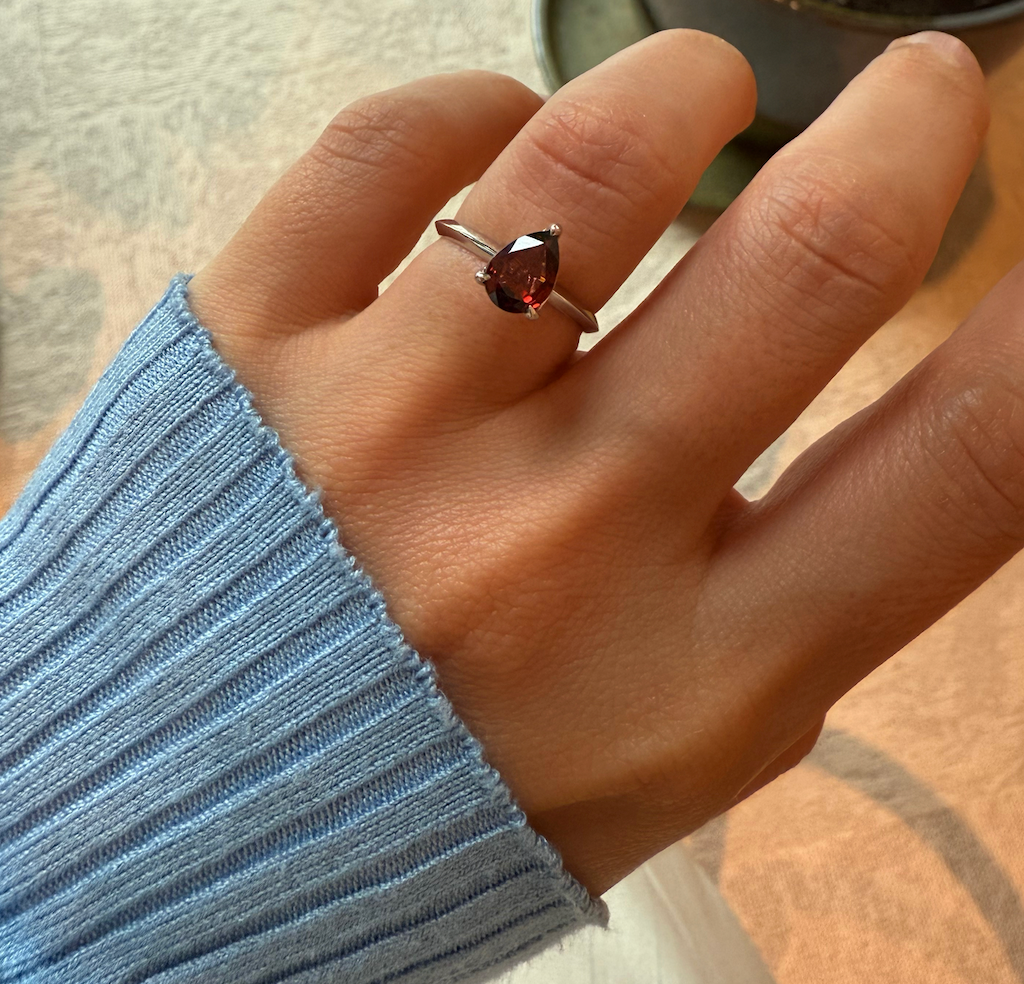 Ring met rode toermalijn peer