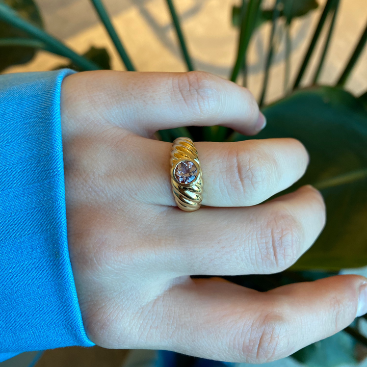 Ring met roze ronde topaas in gele