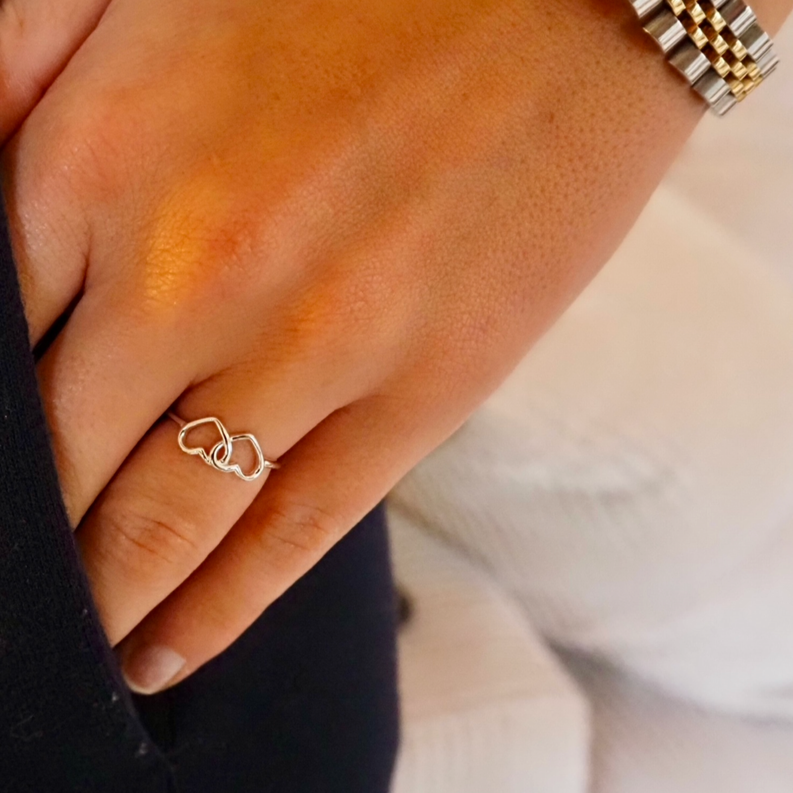 Ring met twee witgouden hartjes