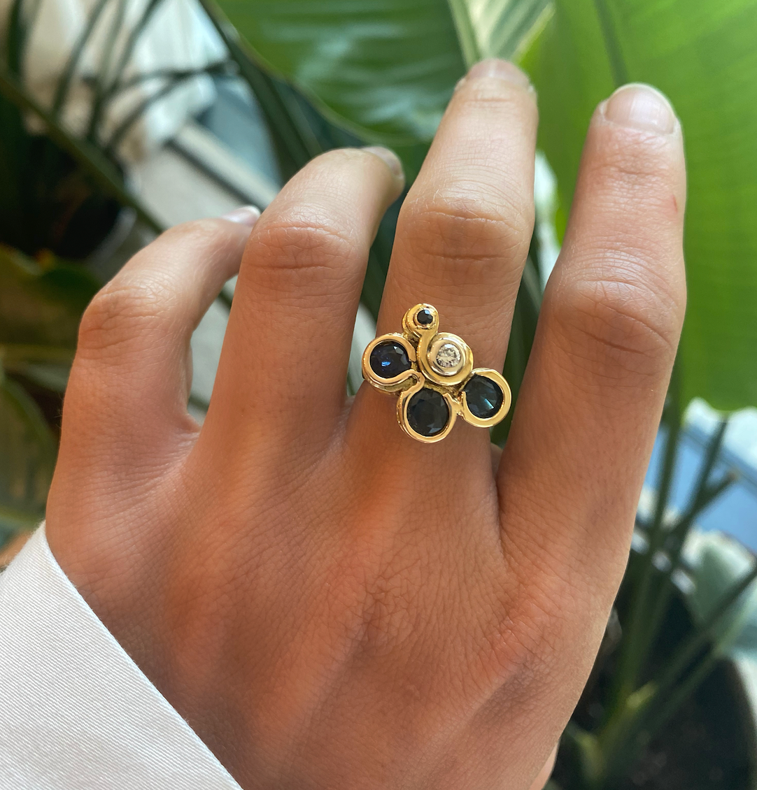 Ring met vier saffieren en diamant