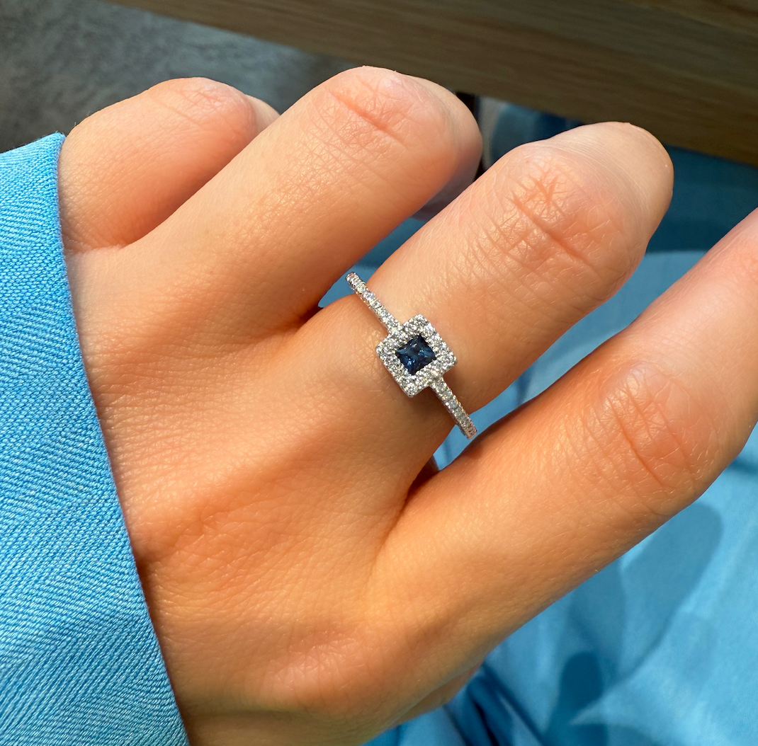 Ring met vierkante saffier