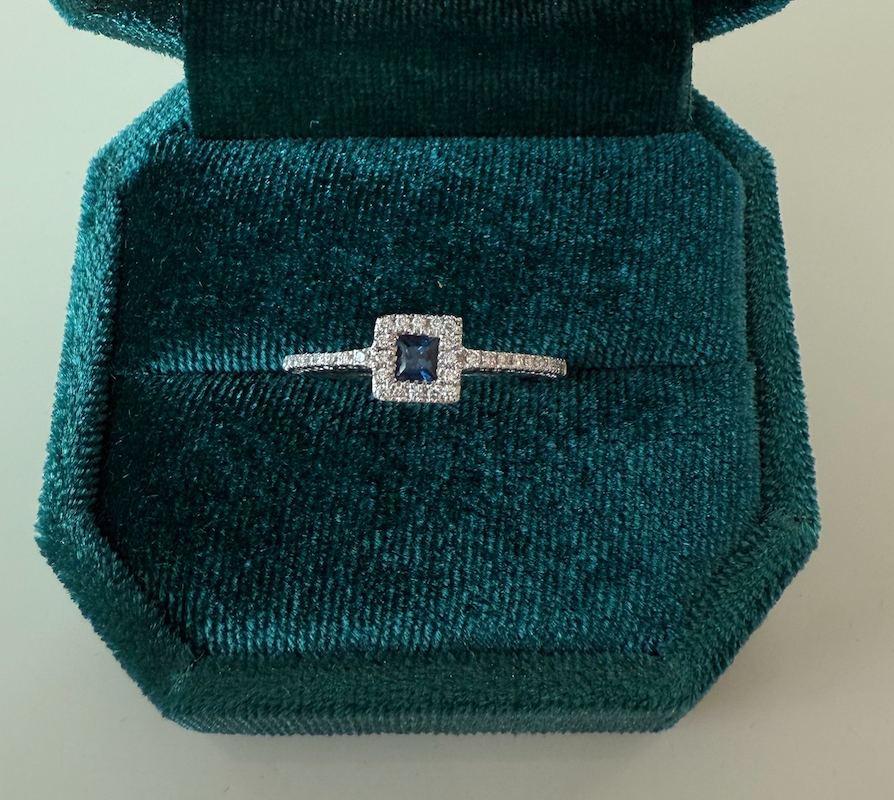 Ring met vierkante saffier en diamanten