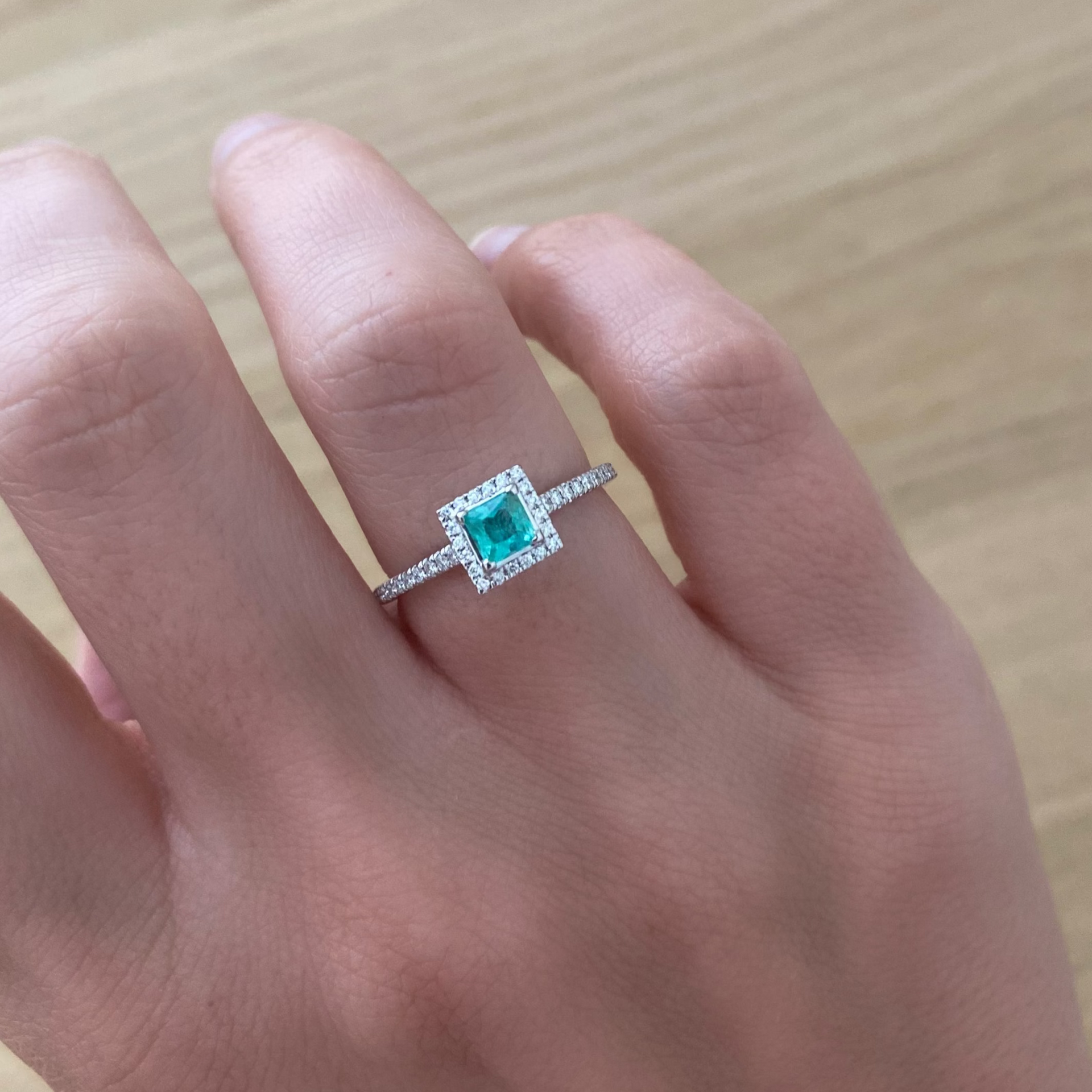 Diamanten ring met kleursteen