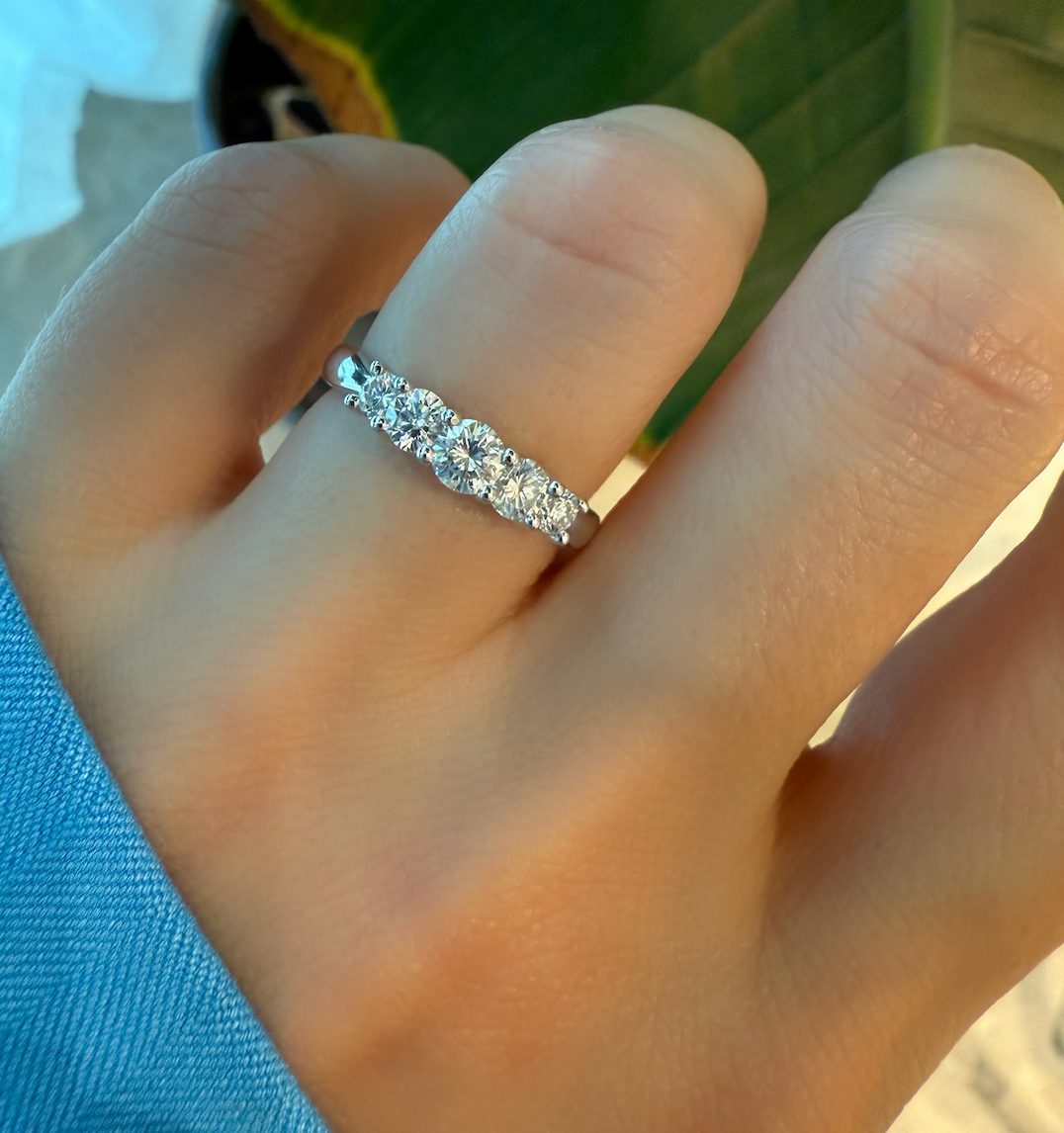 Ring met vijf diamanten