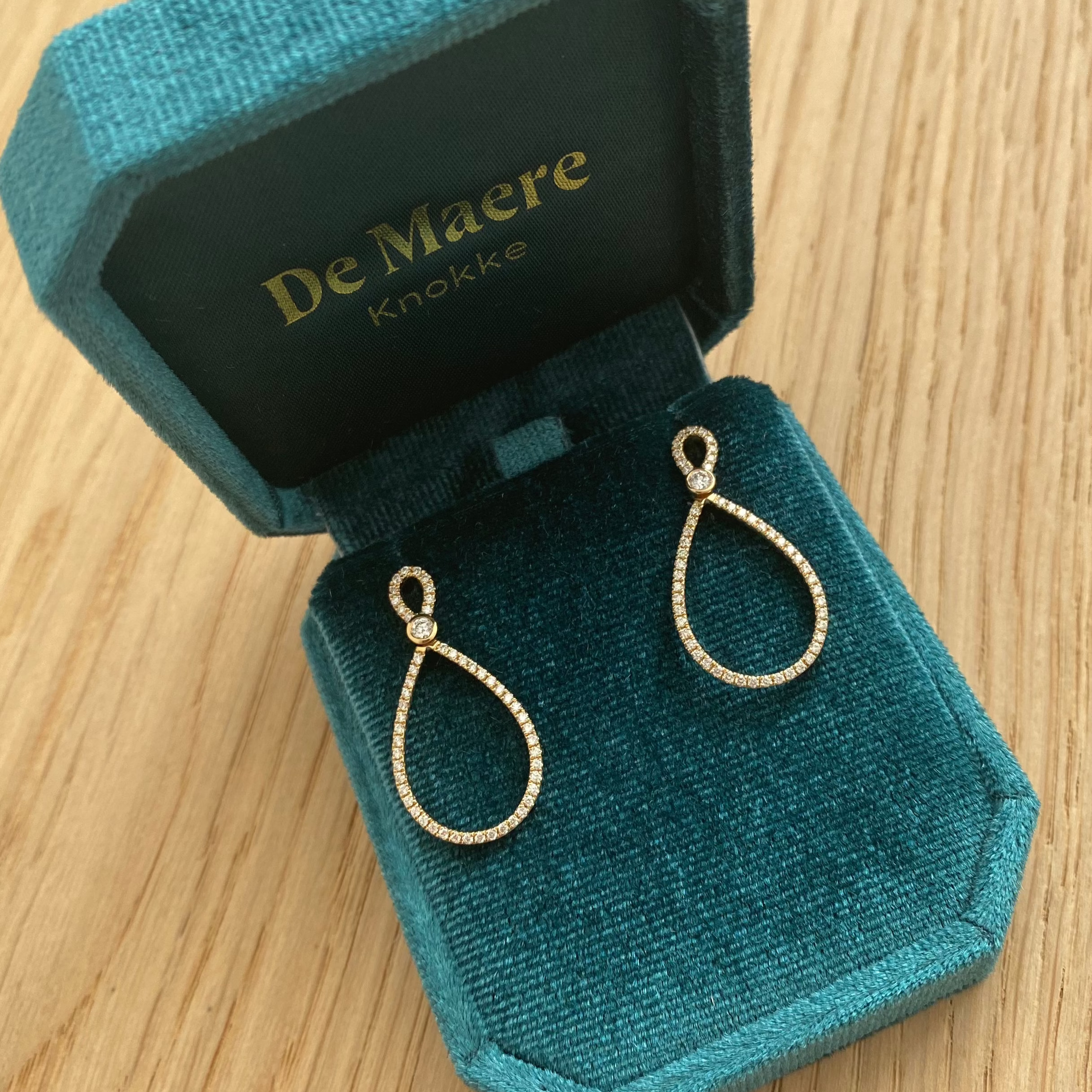 Strikjes diamant oorbellen