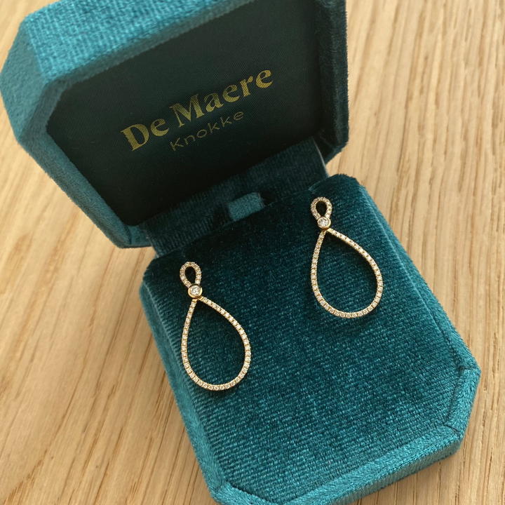 Strikjes diamant oorbellen