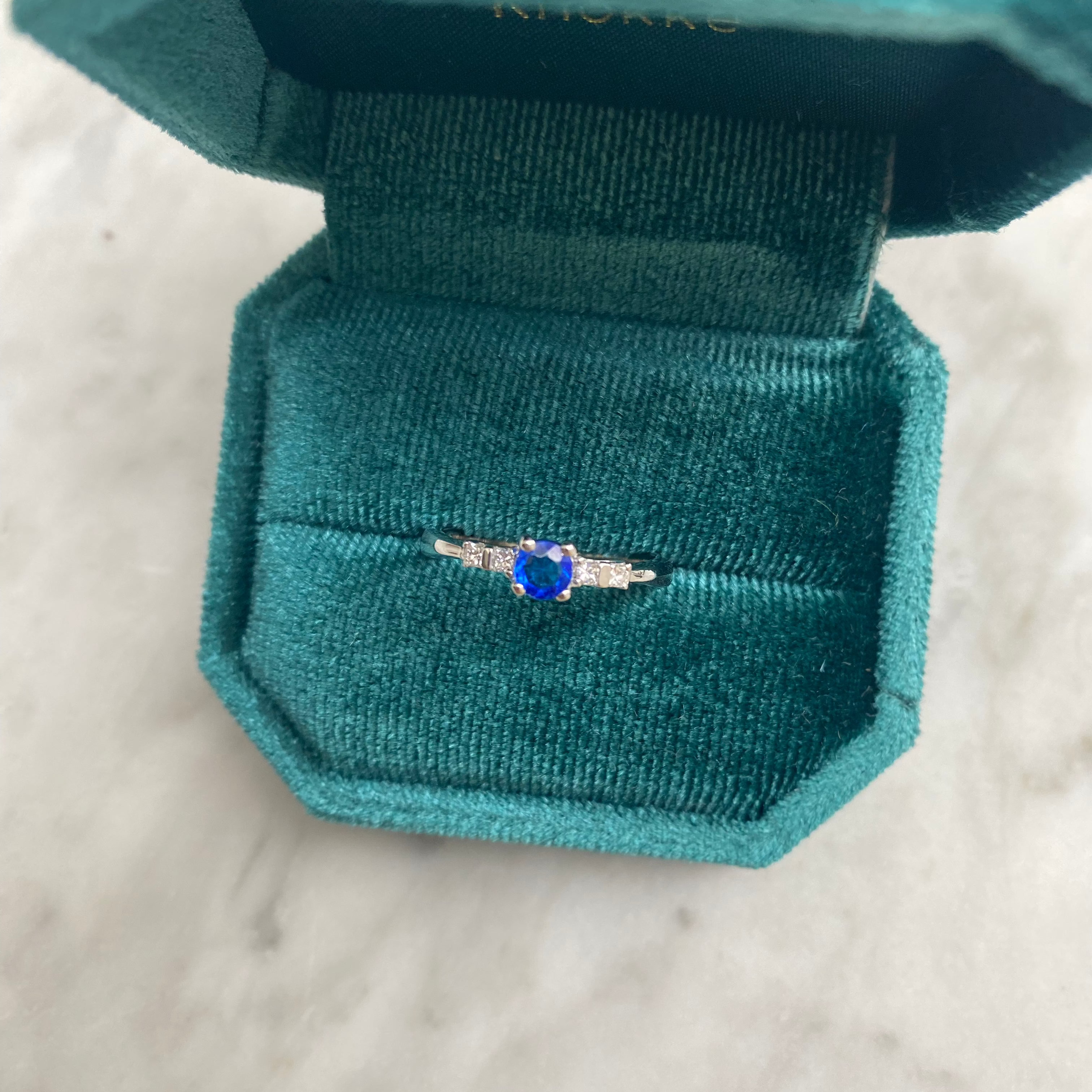 Ring met blauwe edelsteen