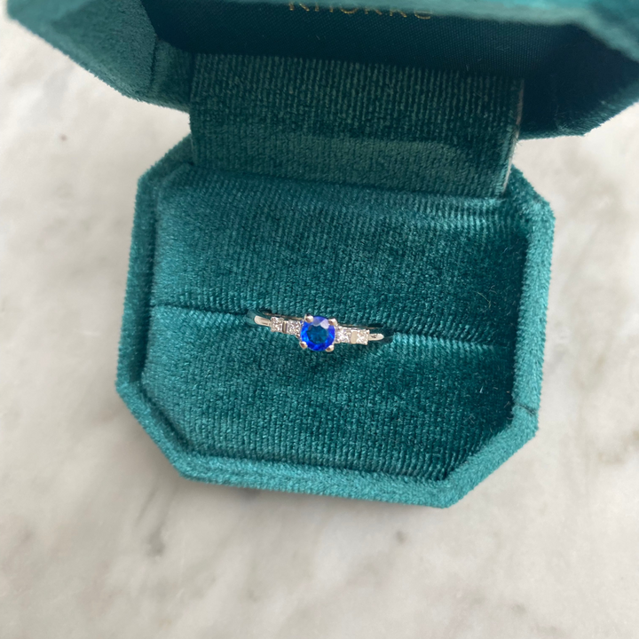 Ring met blauwe edelsteen