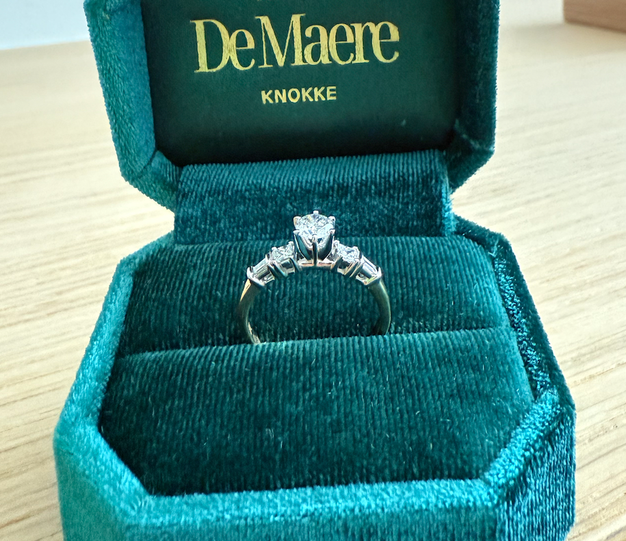 Zij aanzicht diamanten ring