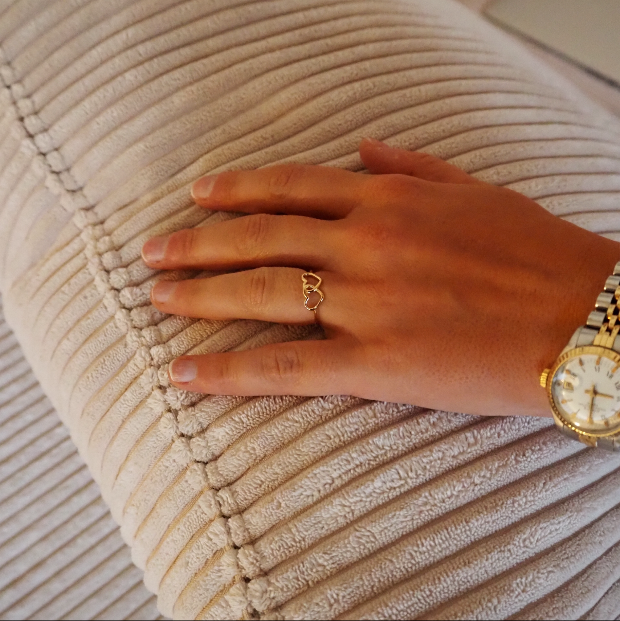 ring met twee geelgouden hartjes