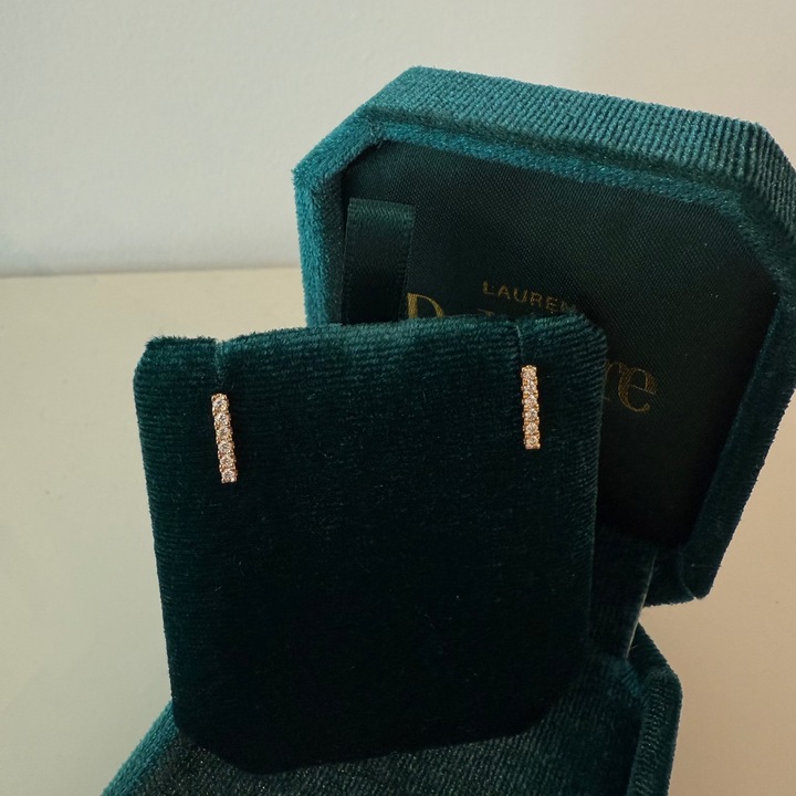 Diamanten oorbellen in staafjesvorm de maere knokke