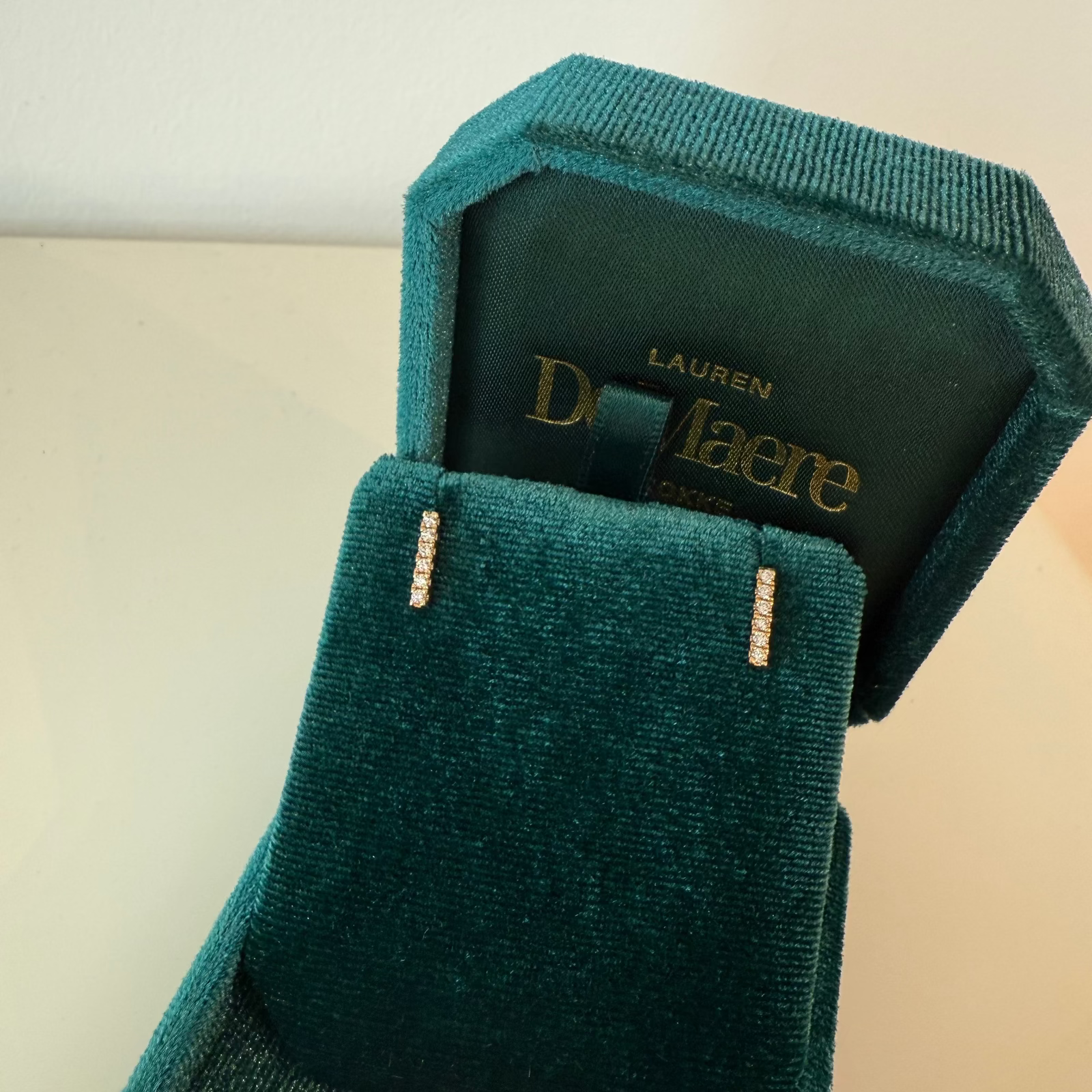 Diamanten oorbellen in staafjesvorm de maere knokke