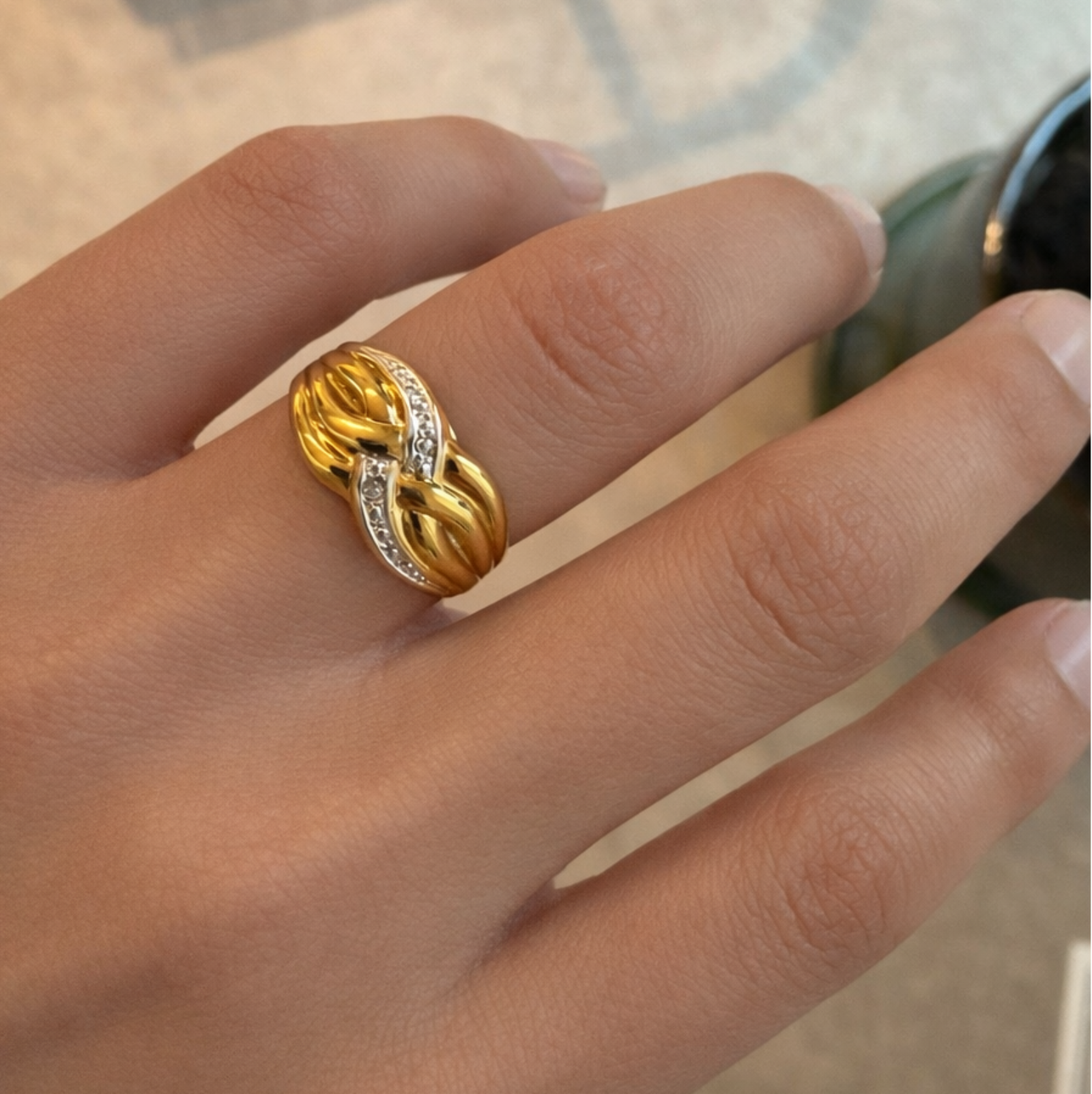 Geelgouden ring gewoven met diamanten
