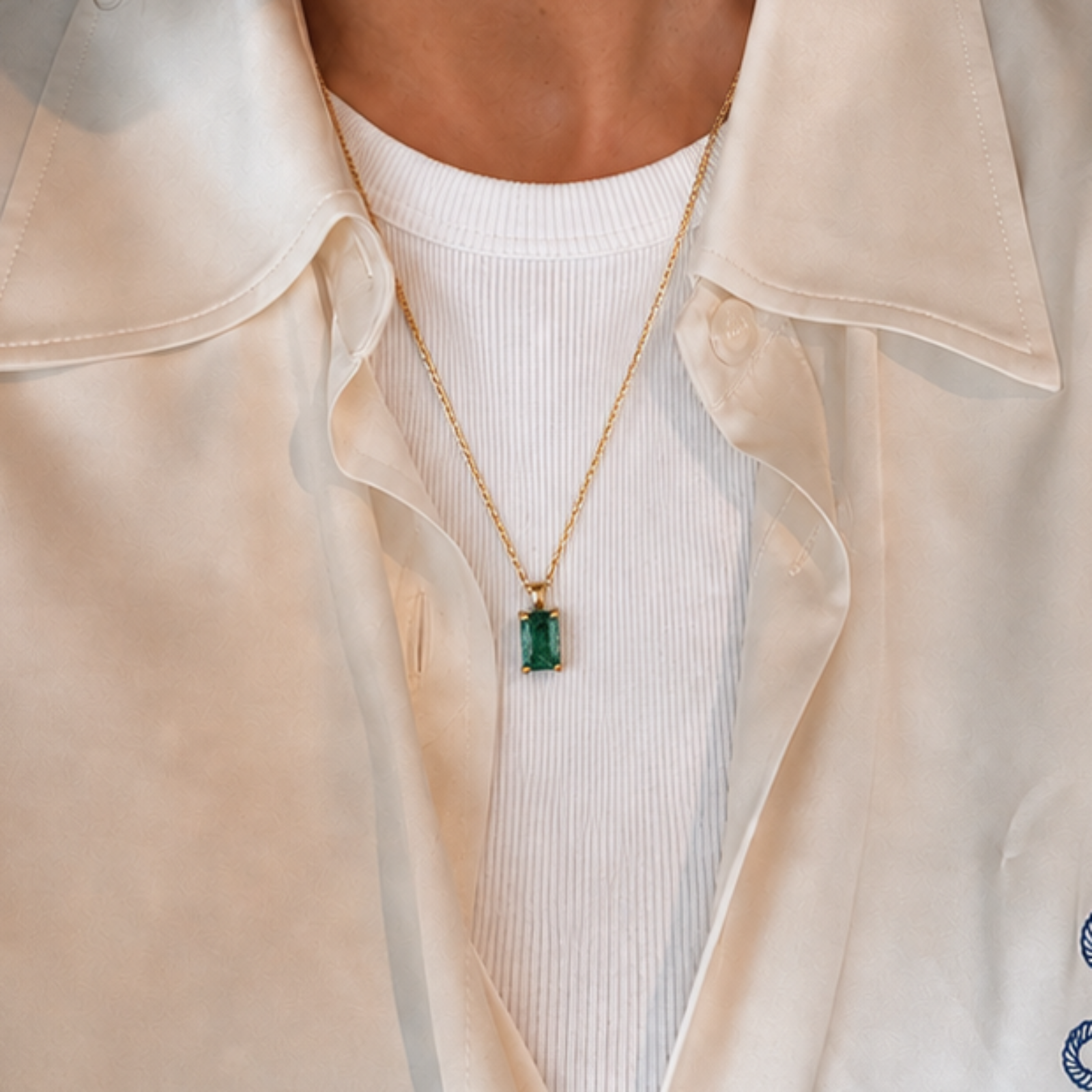 Hanger met emerald cut smaragd