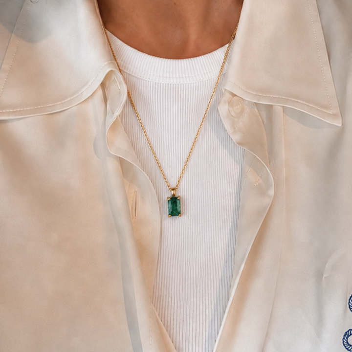 Hanger met emerald cut smaragd