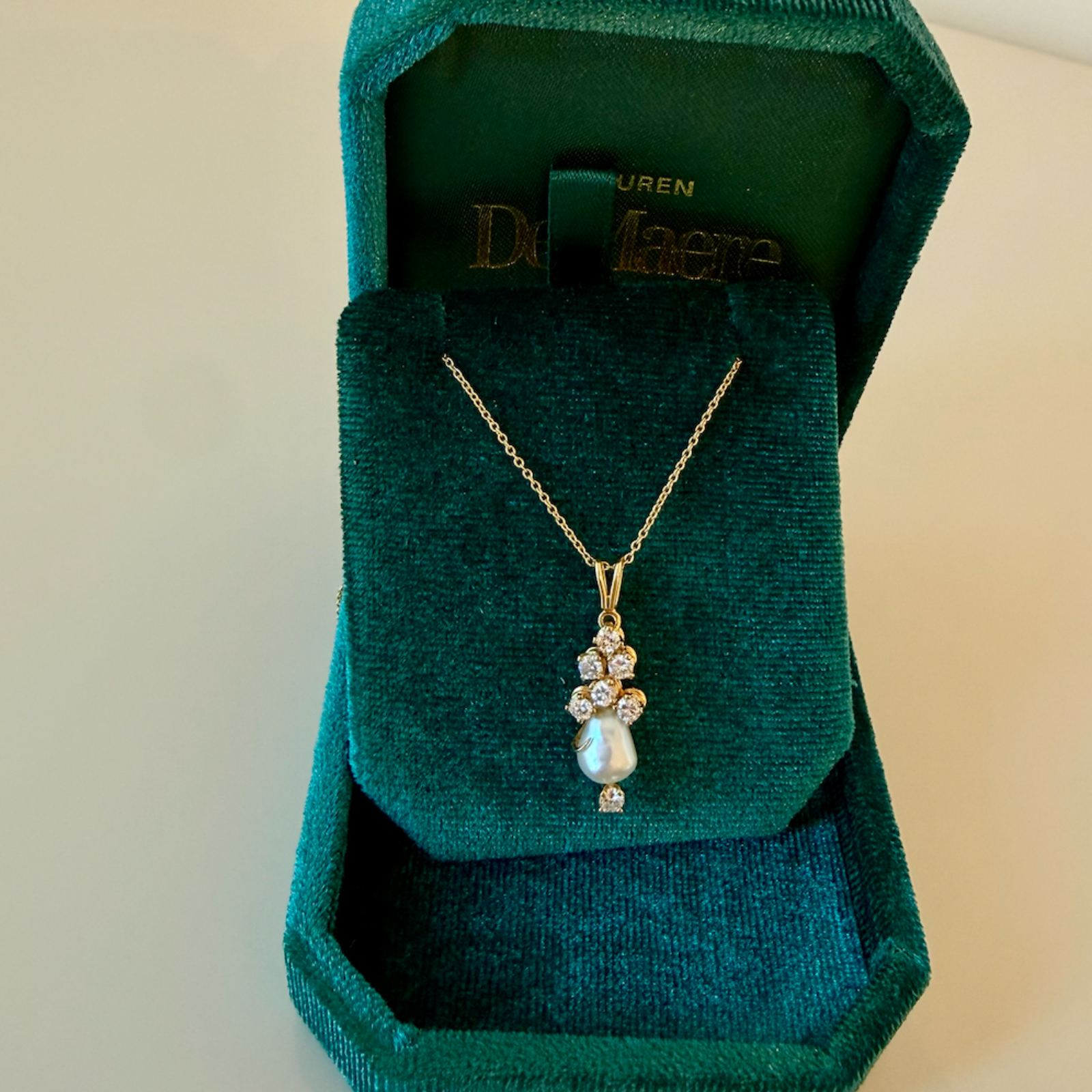 Hanger met parel en diamanten in 18 karaat geelgoud